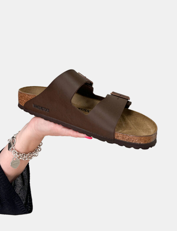 Sandali Birkenstock Marrone - Sandali Arizona con doppio cinturino regolabile in tinta marrone dark. La calzata è confortevo