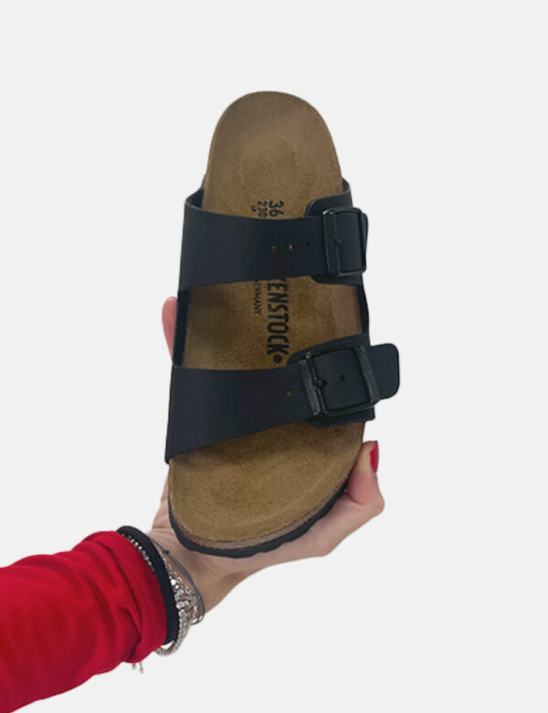 Sandali Birkenstock Nero - Sandali unisex, modello Arizona con doppio cinturino regolabile in tinta nera. La calzata è confo