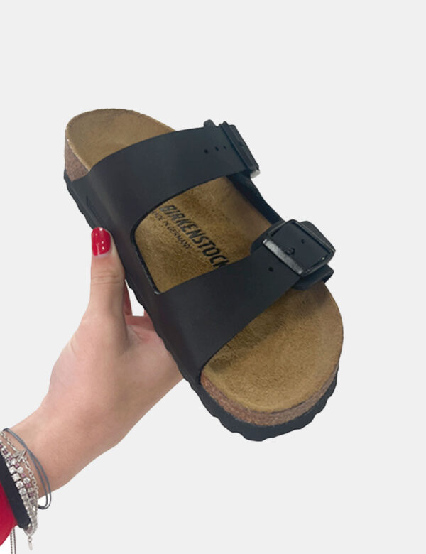 Sandali Birkenstock Nero - Sandali unisex, modello Arizona con doppio cinturino regolabile in tinta nera. La calzata è confo