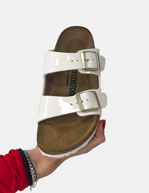 Sandali Birkenstock Bianco - Sandali modello Arizona con doppio cinturino regolabile in tinta bianca lucida. La calzata è co