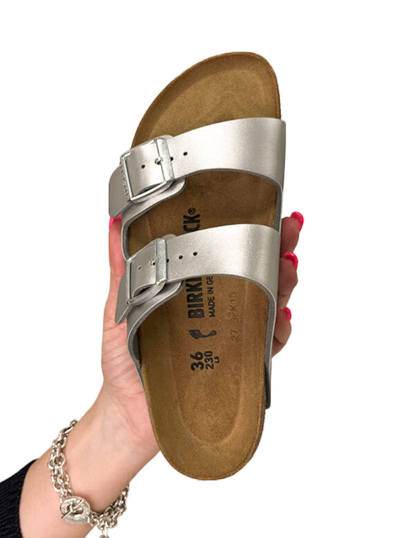 Sandali Birkenstock Argento - Sandali Arizona con doppio cinturino regolabile in tinta marrone dark. La calzata è confortevo