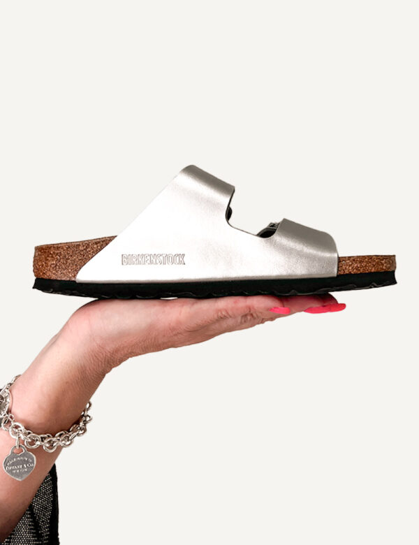 Sandali Birkenstock Argento - Sandali Arizona con doppio cinturino regolabile in tinta marrone dark. La calzata è confortevo