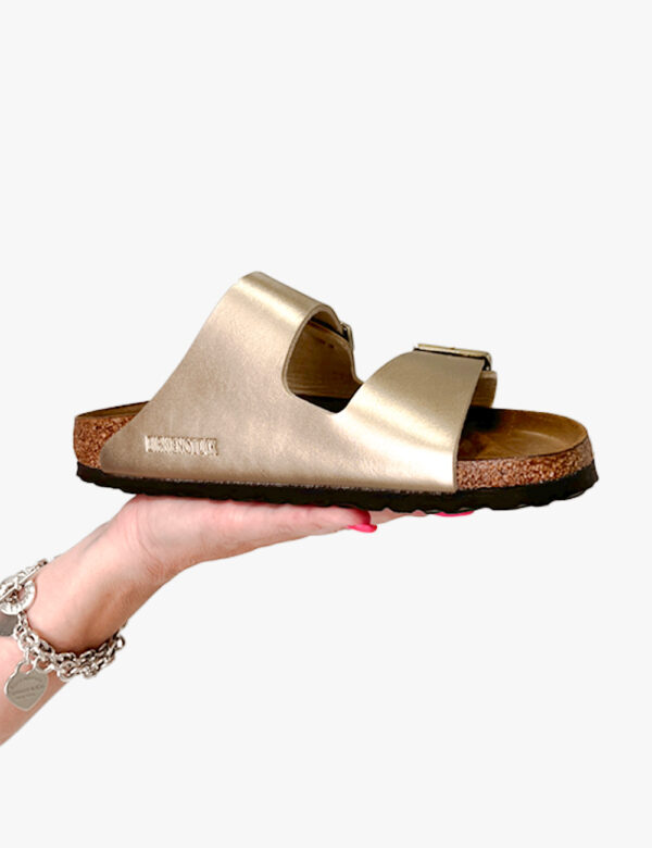 Sandali Birkenstock Oro - Sandali Arizona con doppio cinturino regolabile in tinta oro. La calzata è confortevole e stabile