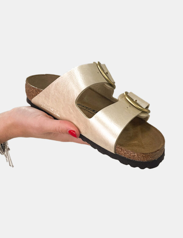 Sandali Birkenstock Beige - Sandali modello Arizona con doppio cinturino regolabile in tinta beige lucido. La calzata è conf