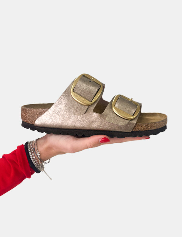 Sandali Birkenstock Marrone - Sandali modello Arizona con doppio cinturino regolabile in tinta marrone lucido. La calzata è