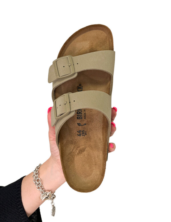 Sandali Birkenstock Beige - Sandali Arizona con doppio cinturino regolabile in tinta argento. La calzata è confortevole e st