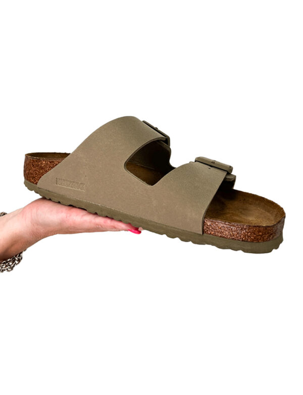 Sandali Birkenstock Beige - Sandali Arizona con doppio cinturino regolabile in tinta argento. La calzata è confortevole e st