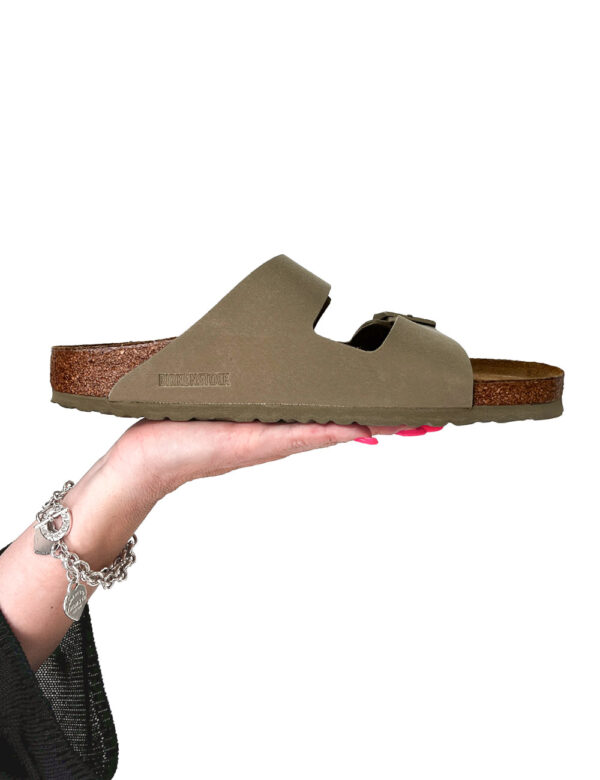 Sandali Birkenstock Beige - Sandali Arizona con doppio cinturino regolabile in tinta argento. La calzata è confortevole e st