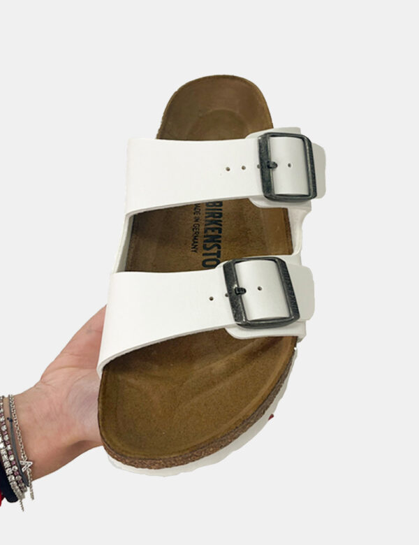 Sandali Birkenstock Bianco - Sandali modello Arizona con doppio cinturino regolabile in tinta bianca. La calzata è confortev