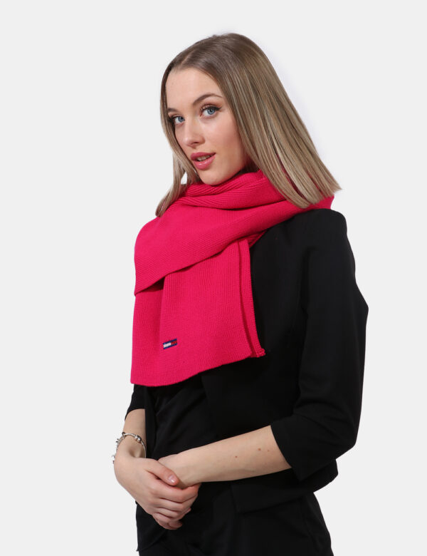 Sciarpa Tommy Hilfiger fucsia - COMPOSIZIONE E VESTIBILITÀ:50% acrilico 50% cotoneCONSIGLI DI STILE:Sciarpa in maglina in to