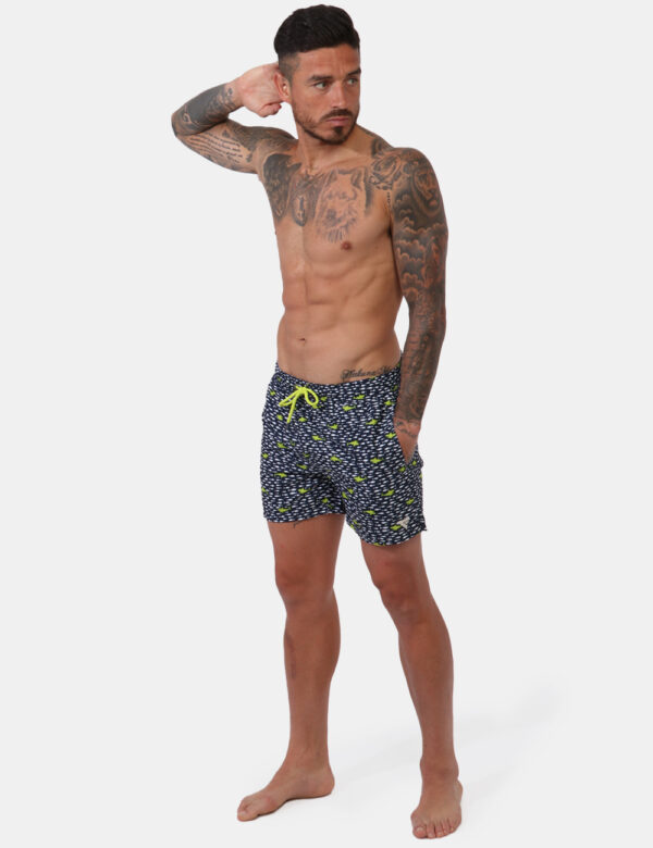 Costume Fred Mello Blu - Costume modello shorts in 100% poliestere riciclato. Il capo si sviluppa su sfondo blu navy con sta