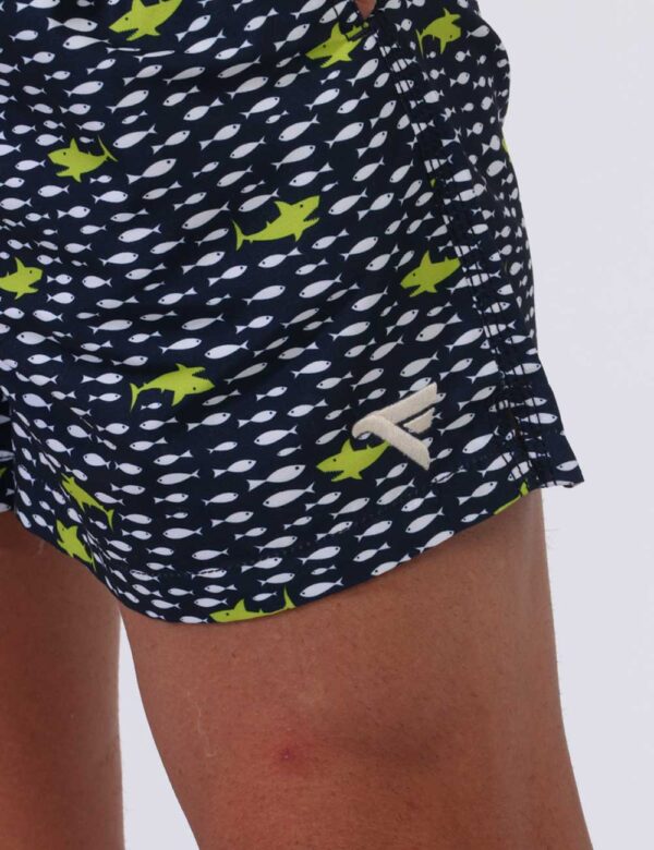 Costume Fred Mello Blu - Costume modello shorts in 100% poliestere riciclato. Il capo si sviluppa su sfondo blu navy con sta