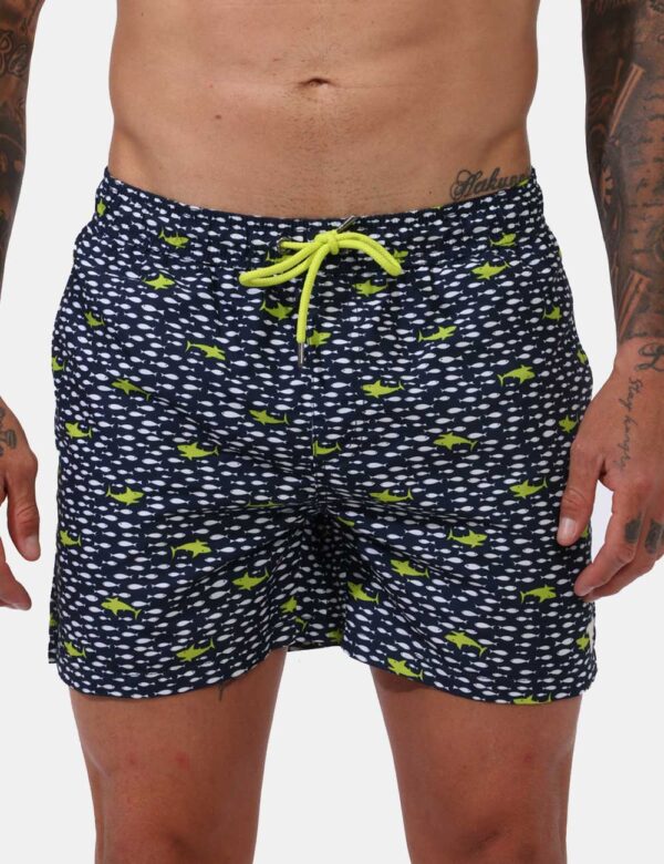 Costume Fred Mello Blu - Costume modello shorts in 100% poliestere riciclato. Il capo si sviluppa su sfondo blu navy con sta