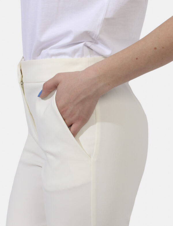 Pantaloni Emme Marella Bianco - Pantaloni eleganti in total bianco panna. Presenti tasche a taglio trasversale. La vestibili