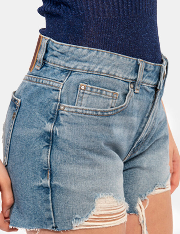 Shorts Fracomina Jeans - Shorts in blu denim corto con tasche sagomate sul fronte e tasche a toppa sul retro. Presenti rippe