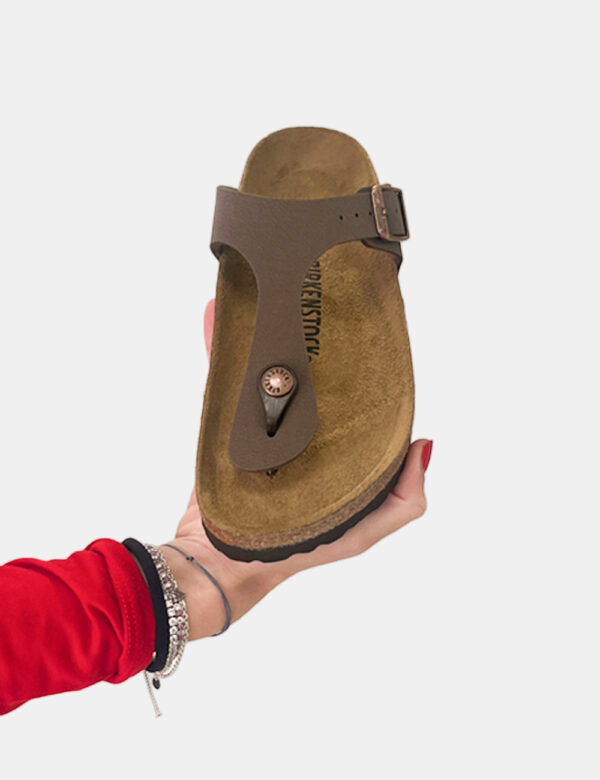 Sandali Birkenstock Marrone - Sandali modello Gizeh infradito con unico cinturino regolabile, in total marrone. La calzata è