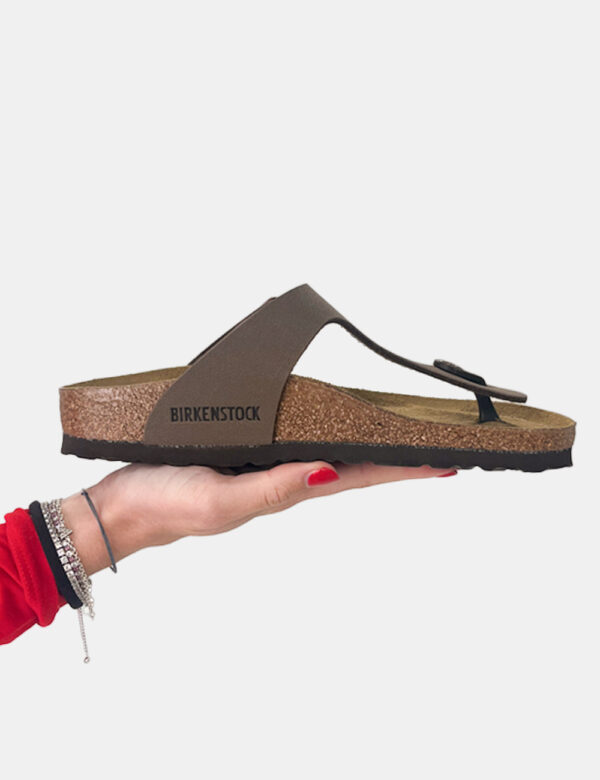 Sandali Birkenstock Marrone - Sandali modello Gizeh infradito con unico cinturino regolabile, in total marrone. La calzata è