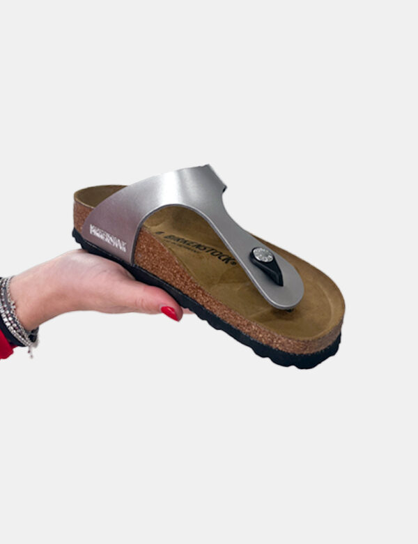 Sandali Birkenstock Argento - Sandali modello Gizeh infradito con unico cinturino regolabile, in total argento. La calzata è