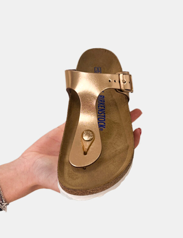 Sandali Birkenstock Bronzo - Sandali modello Gizeh infradito con unico cinturino regolabile, in total bronzo. La calzata è c