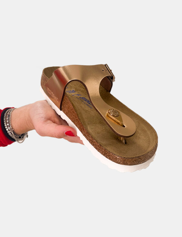 Sandali Birkenstock Bronzo - Sandali modello Gizeh infradito con unico cinturino regolabile, in total bronzo. La calzata è c