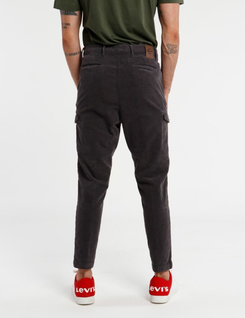 Pantalone Concept83 a coste - Il modello indossa una taglia 48 ed è alto 186 cm e la vestibilità è streetwearLa tua routine