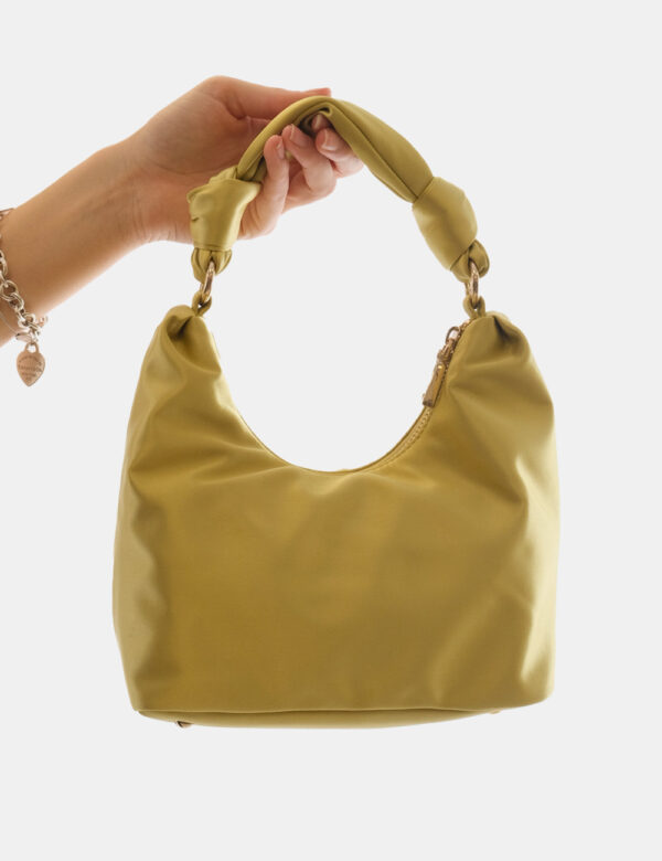 Borsa Guess Giallo - Borsa a mano di piccole dimensioni in tessuto morbido total giallo lime. Presente unico scompartimento