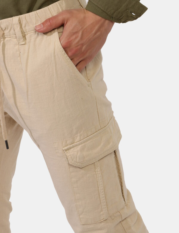 Pantaloni Concept83 Beige - Pantaloni leggeri in total beige.Presenti tasche a taglio trasversale sul fronte, tasche a toppa