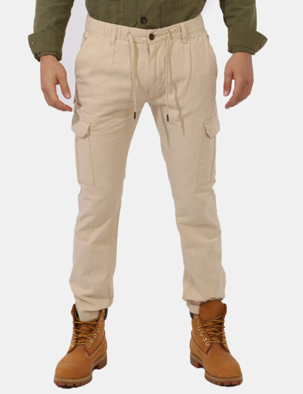 Pantaloni Concept83 Beige - Pantaloni leggeri in total beige.Presenti tasche a taglio trasversale sul fronte, tasche a toppa