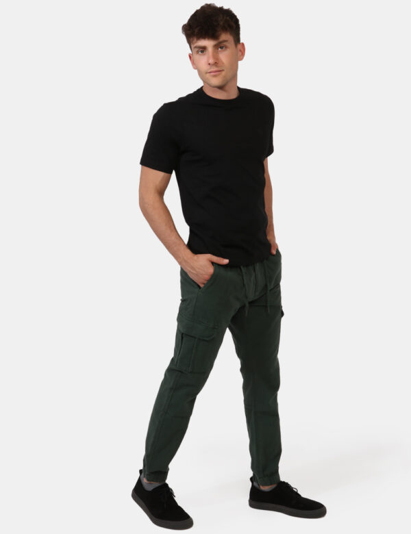 Pantaloni Concept83 Verde - Pantaloni leggeri in total verde militare.Presenti tasche a taglio trasversale sul fronte, tasch