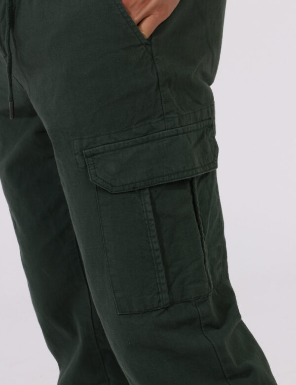 Pantaloni Concept83 Verde - Pantaloni leggeri in total verde militare.Presenti tasche a taglio trasversale sul fronte, tasch