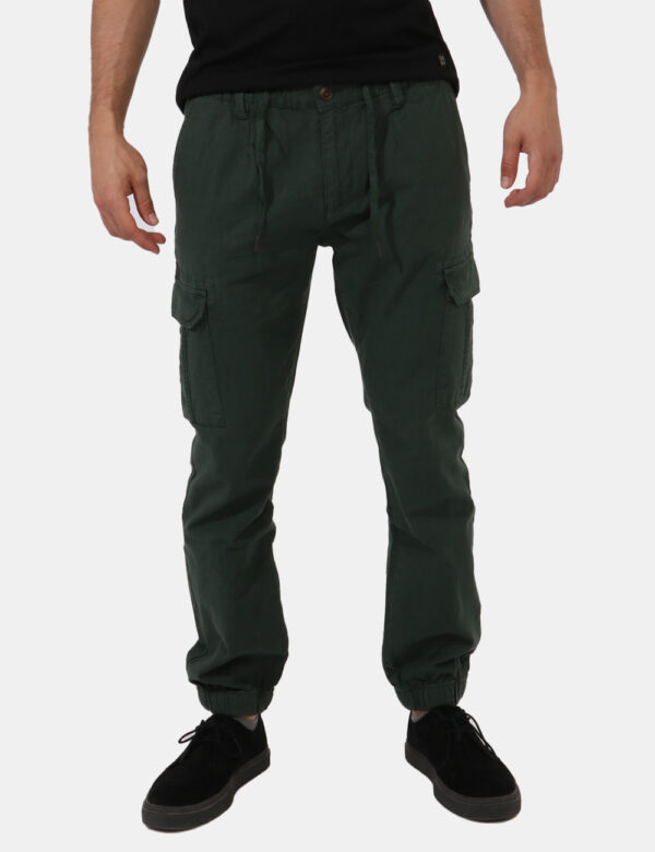 Pantaloni Concept83 Verde - Pantaloni leggeri in total verde militare.Presenti tasche a taglio trasversale sul fronte, tasch