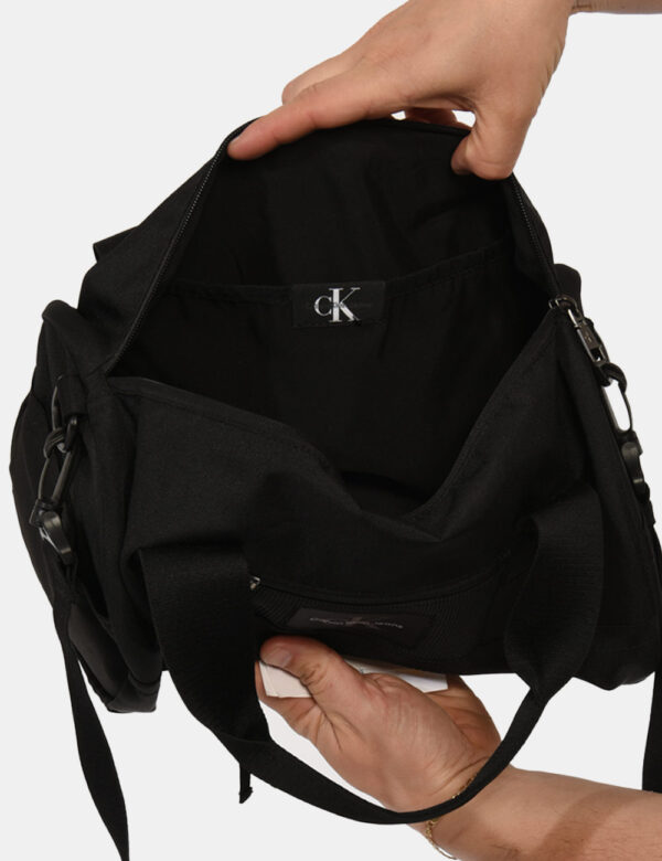 Borsa da viaggio Calvin Klein Nero - Borsa da viaggio di piccole dimensioni in total nero. Presente unico scompartimento con