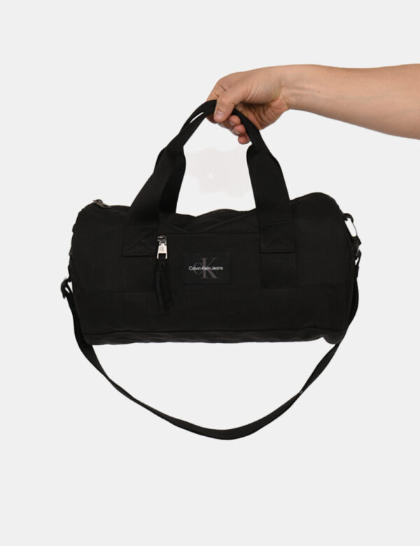 Borsa da viaggio Calvin Klein Nero - Borsa da viaggio di piccole dimensioni in total nero. Presente unico scompartimento con