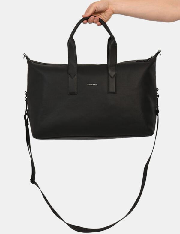 Borsa da viaggio Calvin Klein Nero - Borsa da viaggio di medie dimensioni in total nero. Presente unico scompartimento con t