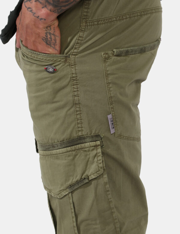 Pantaloni Berna Verde - Pantaloni in total verde militare, corredati da numerose tasche sia sagomate, sia a toppa. La vestib