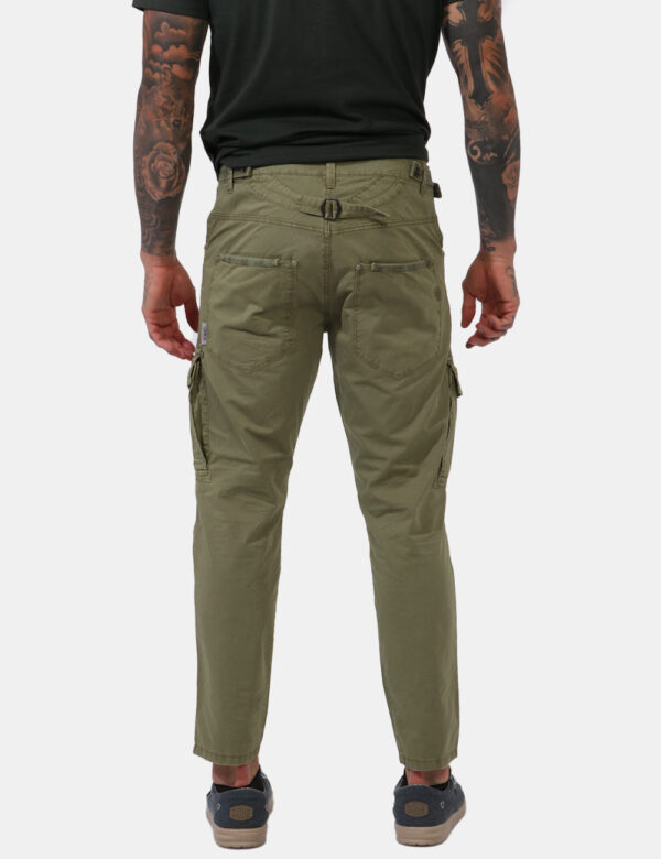 Pantaloni Berna Verde - Pantaloni in total verde militare, corredati da numerose tasche sia sagomate, sia a toppa. La vestib