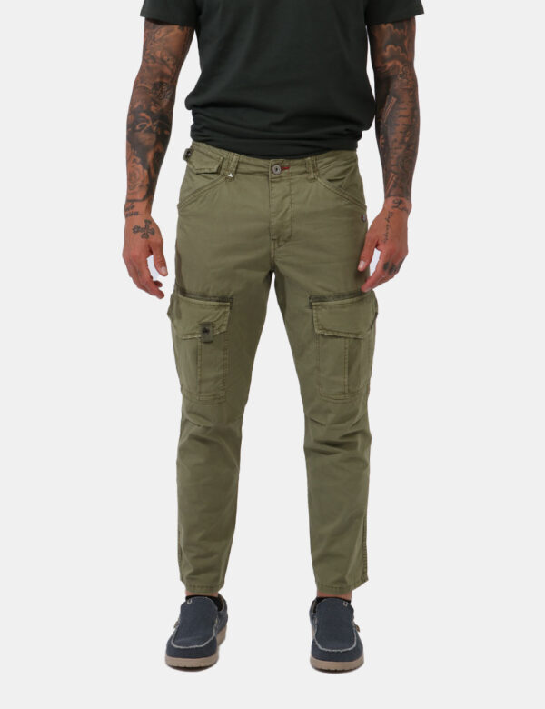 Pantaloni Berna Verde - Pantaloni in total verde militare, corredati da numerose tasche sia sagomate, sia a toppa. La vestib