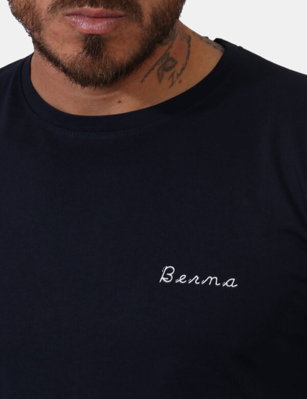 T-shirt Berna Blu - T-shirt in total blu navy con logo brand ricamato bianco ad altezza cuore. La vestibilità è morbida e re