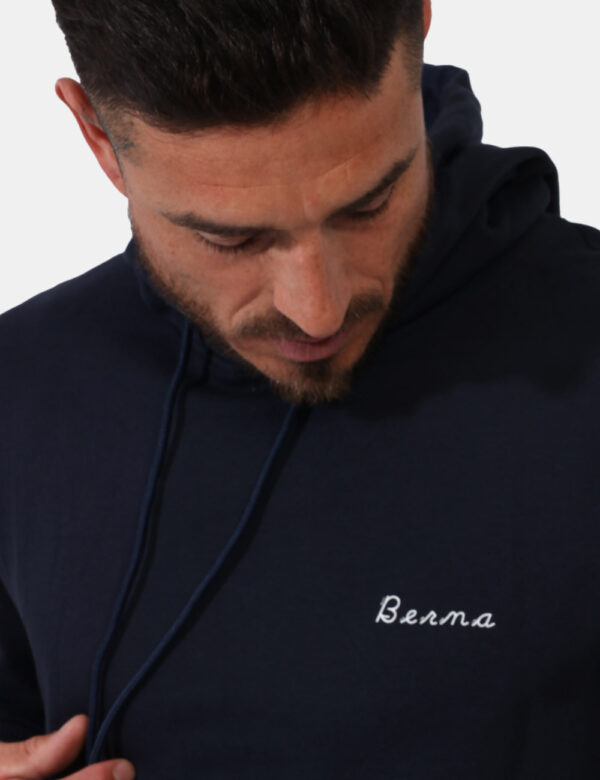 Felpa Berna Blu - Felpa con cappuccio e polsini in total blu navy, più logo brand bianco ad altezza cuore. Presente tascone