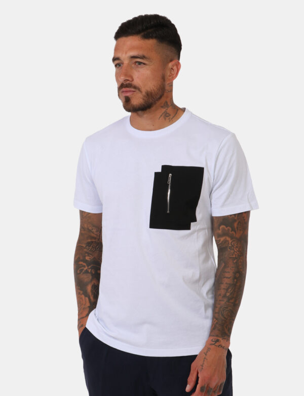 T-shirt Antony Morato Bianco - T-shirt su base bianca con taschino a toppa ad altezza cuore in nero e chiusura a zip. La ves