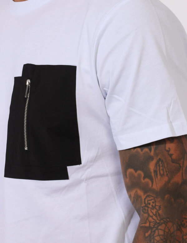 T-shirt Antony Morato Bianco - T-shirt su base bianca con taschino a toppa ad altezza cuore in nero e chiusura a zip. La ves