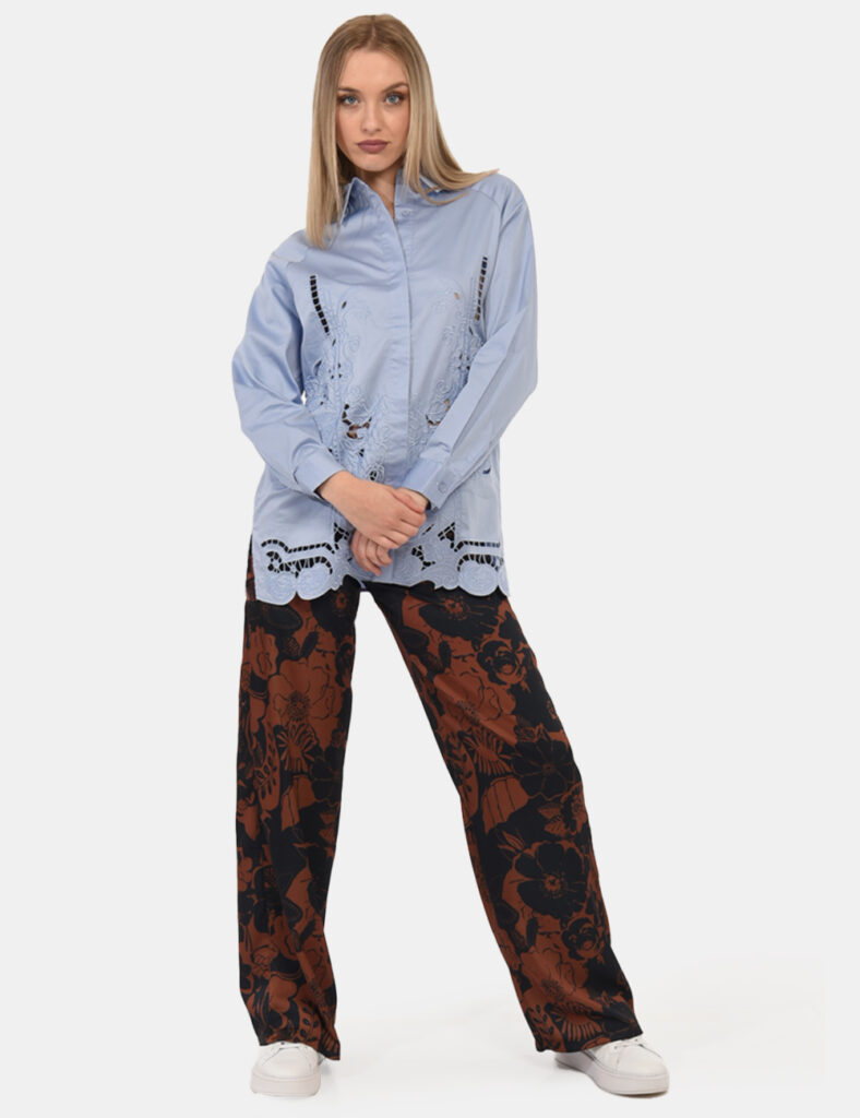 Pantaloni Vougue Marrone - Pantaloni in simil raso ed in fantasia floreale marrone e blu navy. La vestibilità è morbida e re
