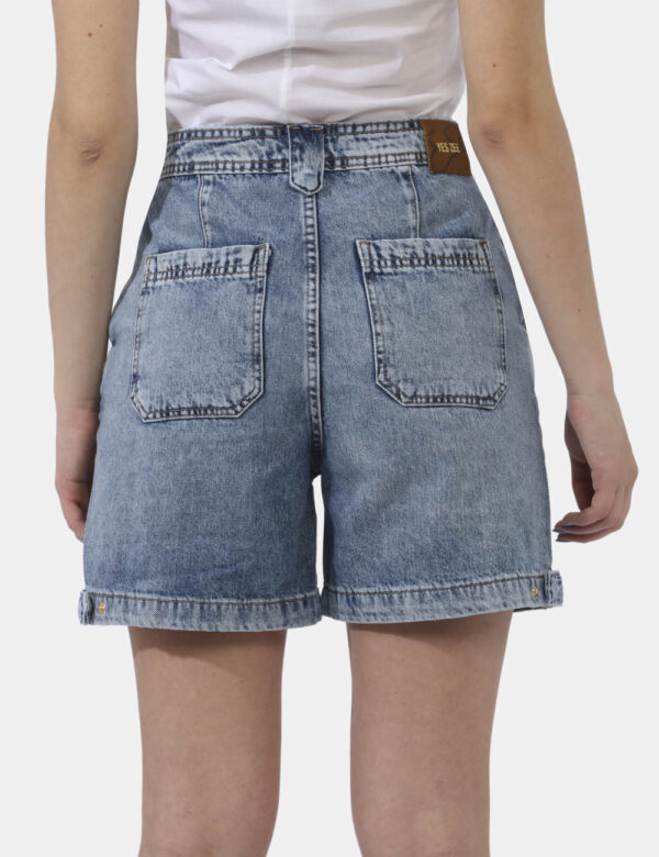 Shorts Yes Zee Jeans - Shorts in total blu denim lunghezza bermuda. Presenti tasche a taglio trasversale più tasche a toppa