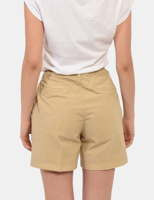 Shorts Yes Zee Beige - Shorts in total beige con tasche a taglio trasversale sul fronte e fake tasche a taglio sul retro. La