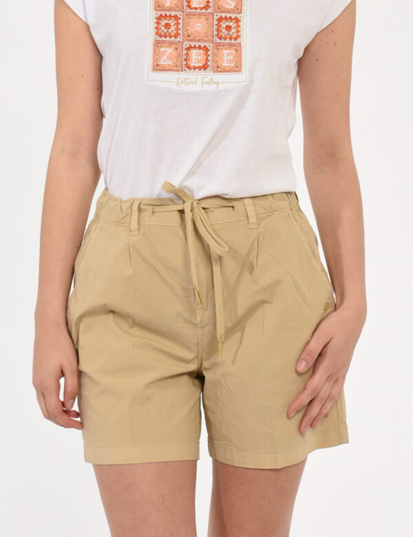 Shorts Yes Zee Beige - Shorts in total beige con tasche a taglio trasversale sul fronte e fake tasche a taglio sul retro. La