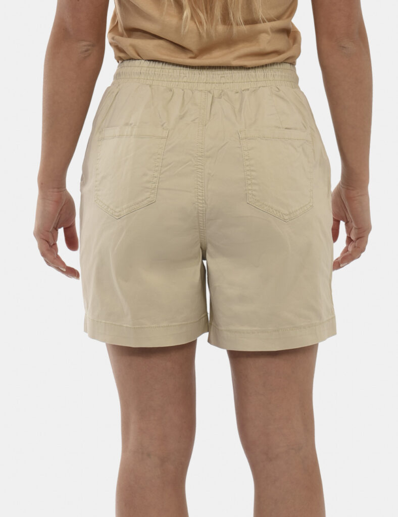 Shorts Yes Zee Beige - Shorts beige con coulisse in vita. Dettaglio fiore applicato sul finaco destro e medaglietta logo sul