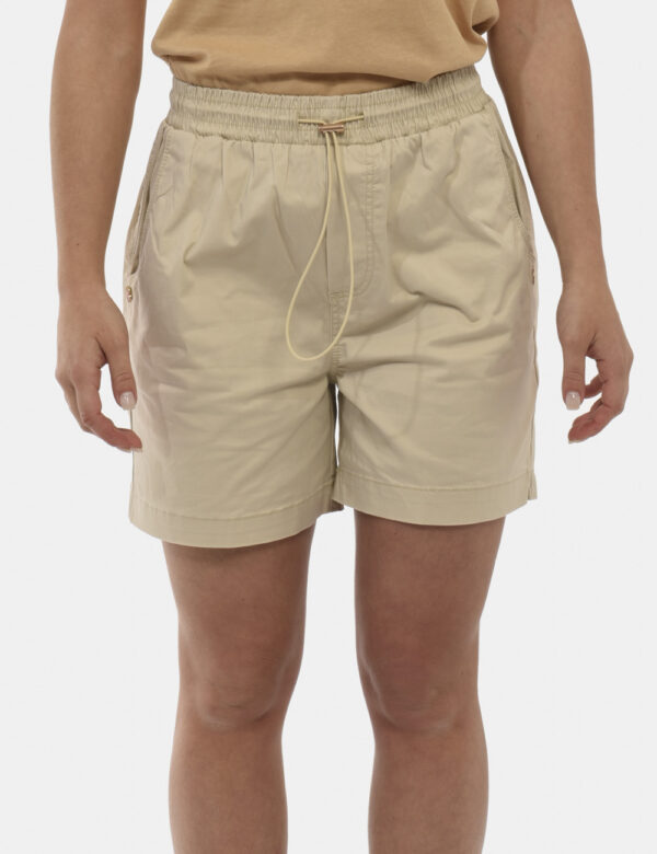 Shorts Yes Zee Beige - Shorts beige con coulisse in vita. Dettaglio fiore applicato sul finaco destro e medaglietta logo sul