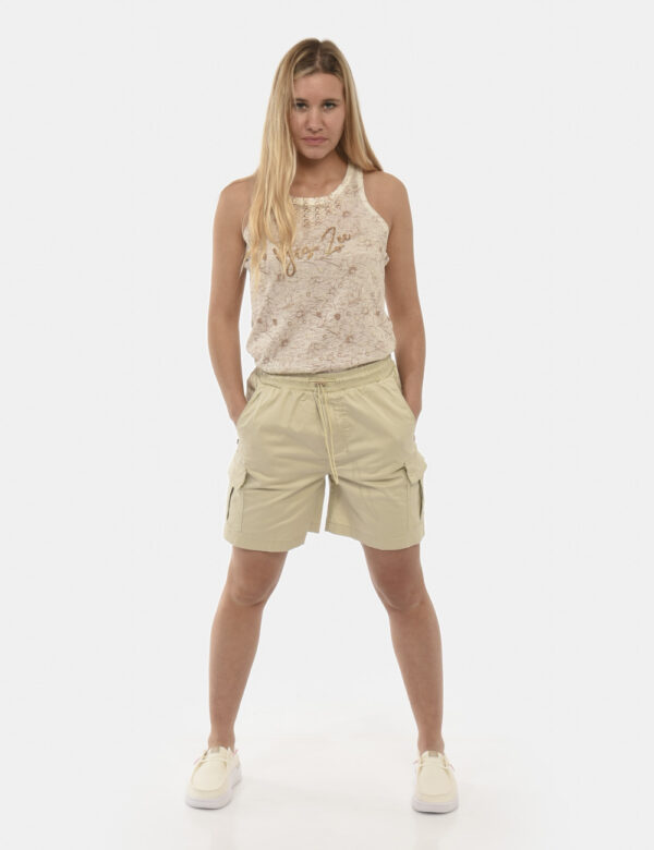 Shorts Yes Zee Beige - Shorts modello cargo con coulisse in vita. Dettaglio fiore applicato sul finaco destro e medaglietta