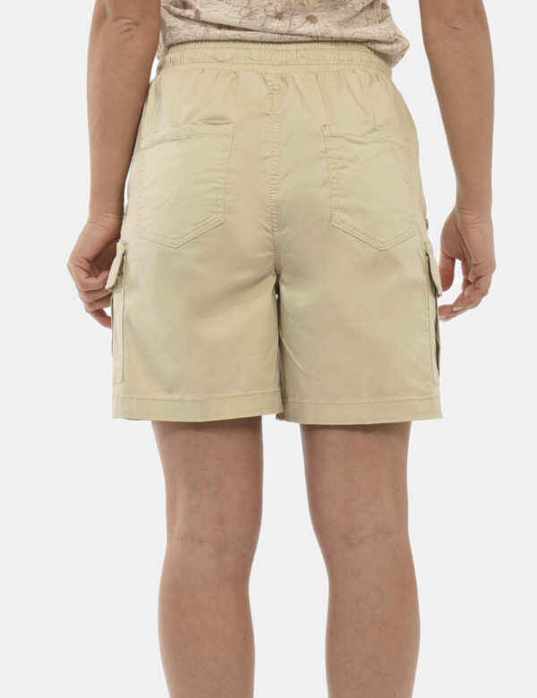 Shorts Yes Zee Beige - Shorts modello cargo con coulisse in vita. Dettaglio fiore applicato sul finaco destro e medaglietta