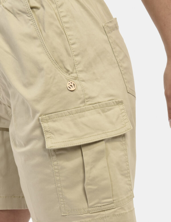 Shorts Yes Zee Beige - Shorts modello cargo con coulisse in vita. Dettaglio fiore applicato sul finaco destro e medaglietta